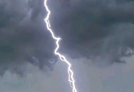 Kabinda : Une soirée de pluie vire au drame, un élève de 14 ans foudroyé au quartier Lutembo