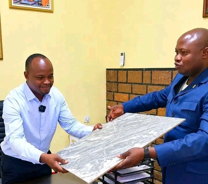 Kasaï Oriental : Le geste de Cyrille Tshilombo envers une radio interpelle les autres élus